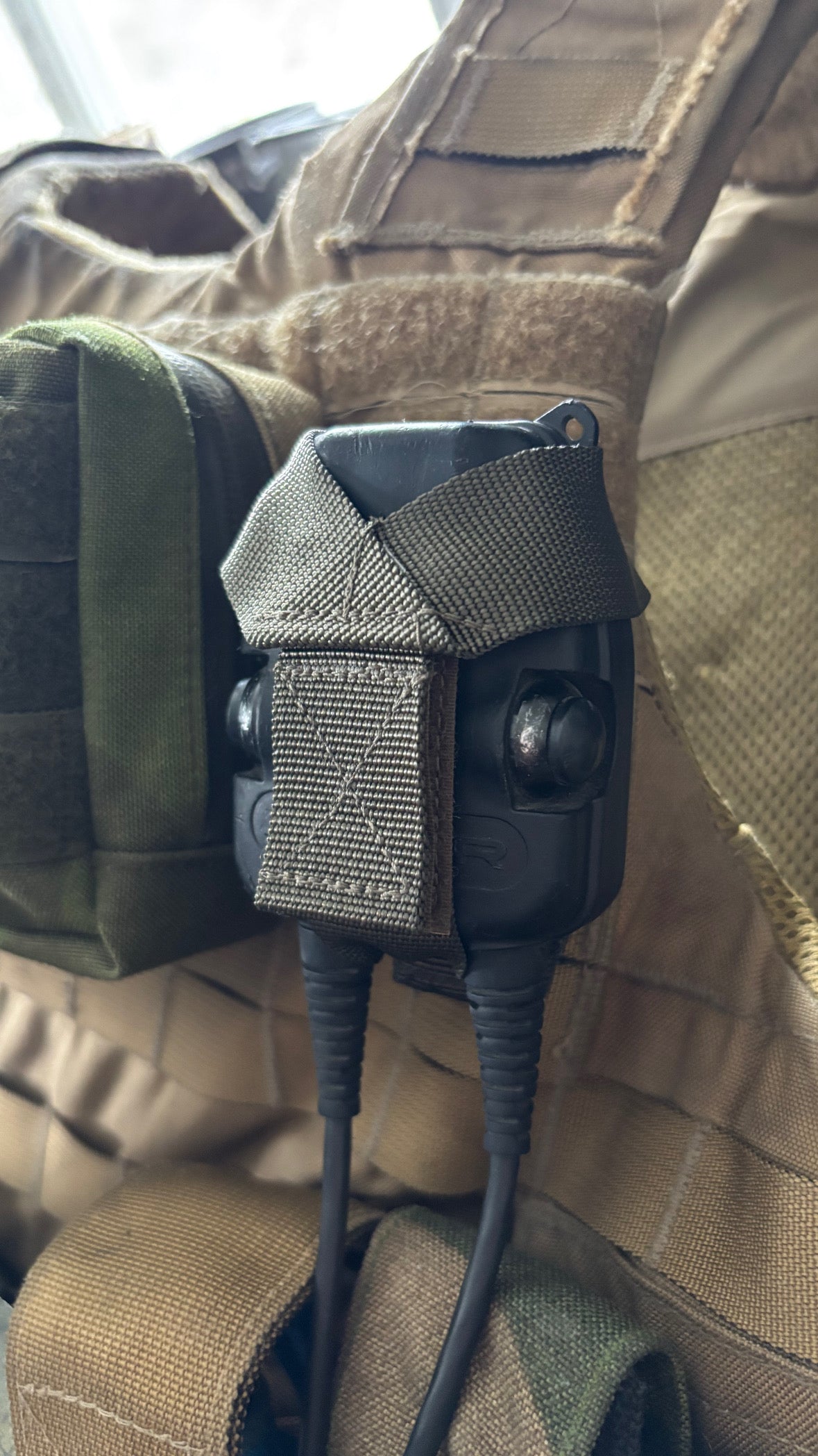 Molle retainer for 3M Peltor dual PTT