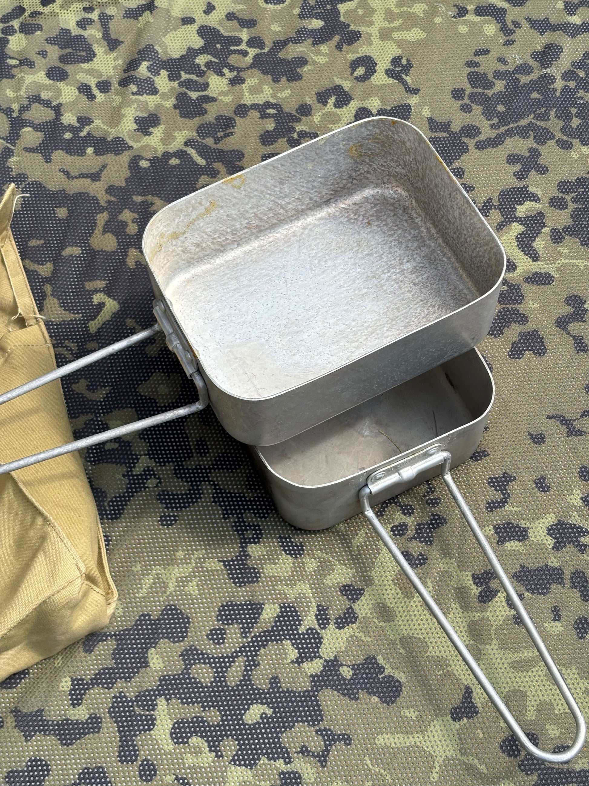 Field cooking pot pair