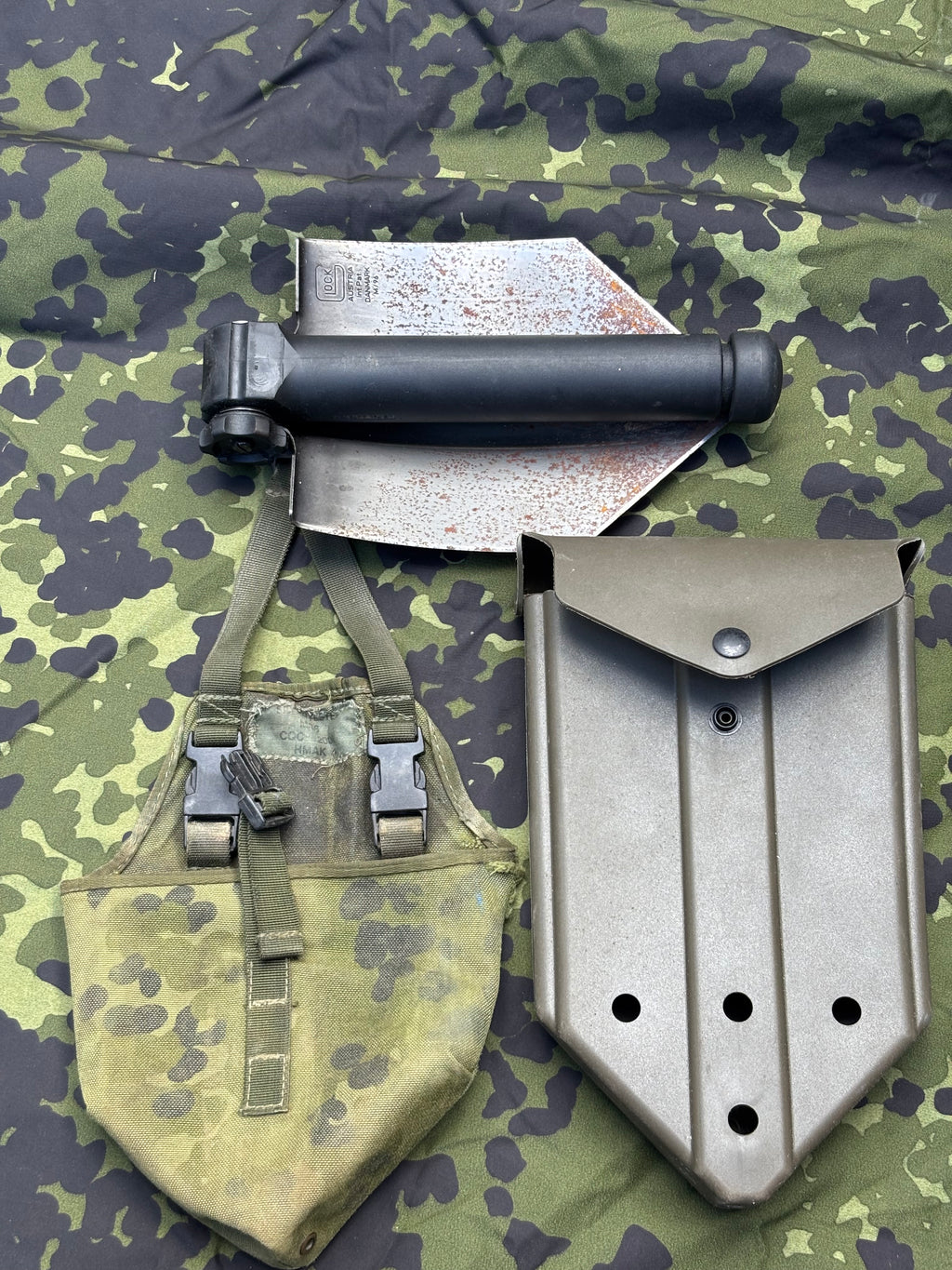 Glock field shovel with carriers