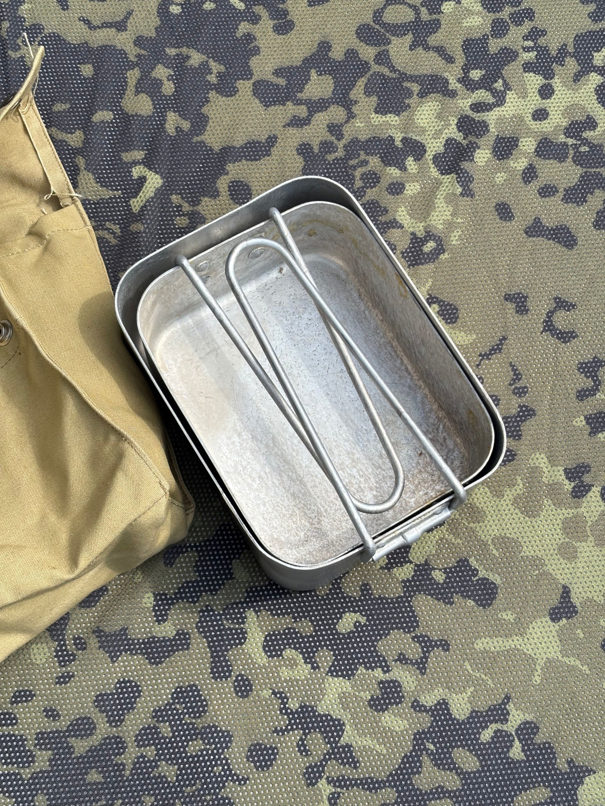 Field cooking pot pair